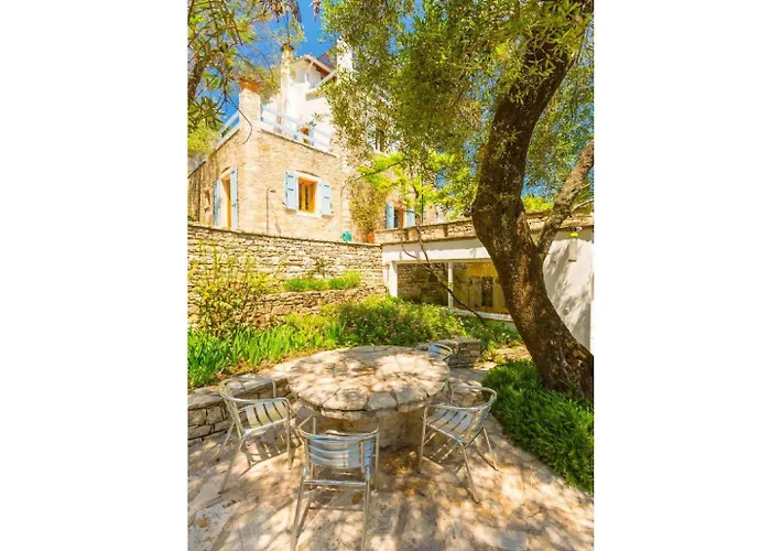 The Olive Press Bay Vila *